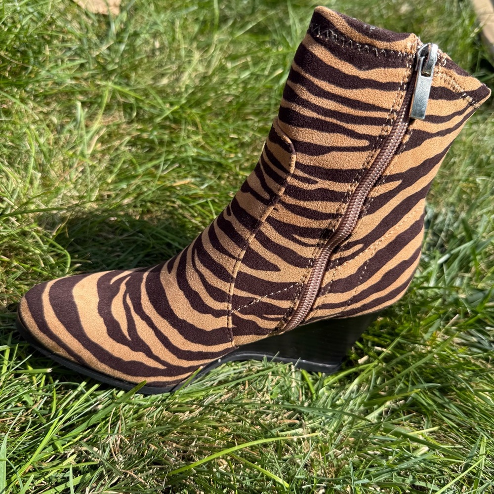 Journee Collection Women's Hepburn Wedge Booties - Picture 3 of 6